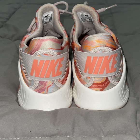 Nike Free Metcon 4 Women's Athletic Shoes in Gray and Pink - Picture 2 of 7